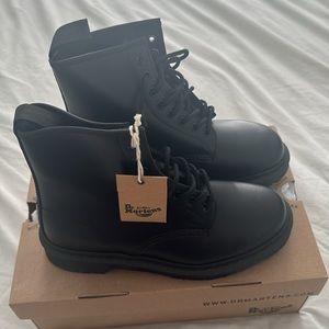Dr. Martens 1460 mono boots
Brand new
100% authentic